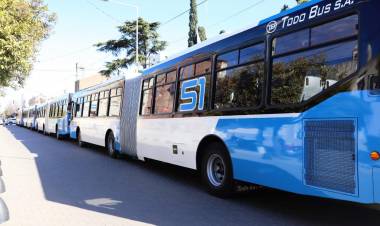 La empresa San Vicente presentó nuevas unidades “anticovid” para el servicio semi rápido