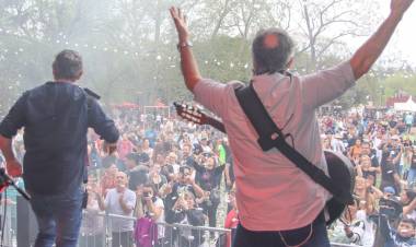 Los Alonsitos cerraron una nueva jornada de folclore en la Feria de Uribelarrea