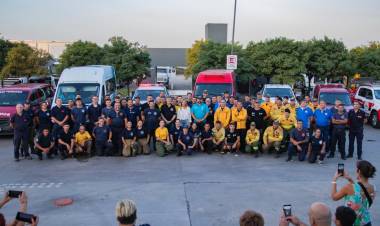 Marisa Fassi acompañó la partida hacia la Patagonia de Bomberos y Brigadistas 