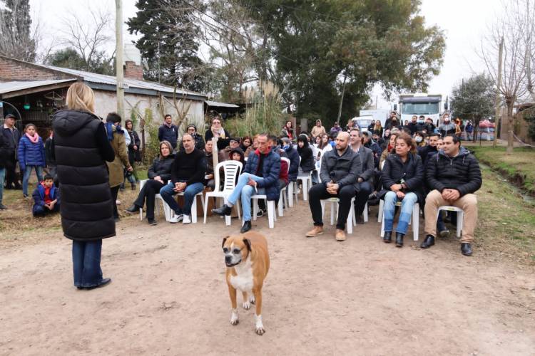 En Alejandro Petión, se dio inicio a una nueva obra de asfalto para barrios y localidades
