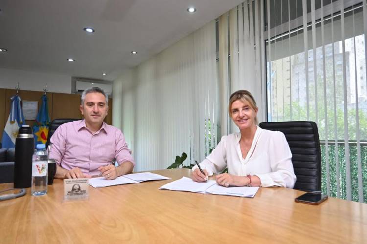 la intendenta Marisa Fassi y el ministro Andrés Larroque firmaron convenios sobre la niñez