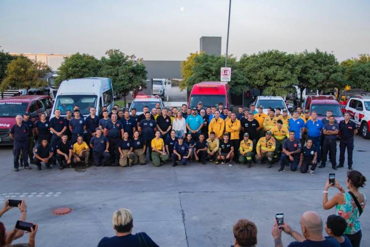Marisa Fassi acompañó la partida hacia la Patagonia de Bomberos y Brigadistas 