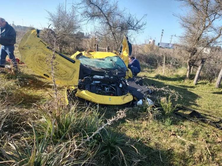 Venía para Cañuelas cuando se tragó una rotonda de la Ruta 6 y destruyó su Ferrari