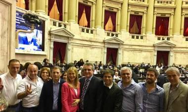 Arrieta y otros Intendentes peronistas desembarcaron en el Congreso durante la sesión especial por tarifas y género