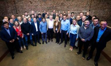 Arrieta y Fassi junto a otros intendentes se reunieron con Axel y Alberto de cara a las PASO