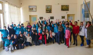 Colaboración municipal con alumnos de la Escuela Nº 4 de Uribelarrea