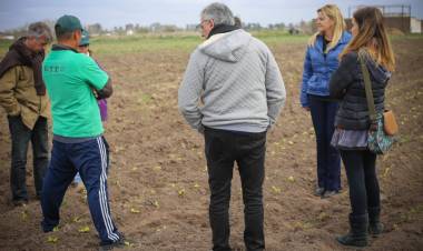 Firma de convenio para comenzar proyecto de agricultura familiar