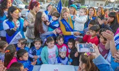 Marisa en la celebración por los 20 años del jardín maternal municipal "Caminito de Colores"