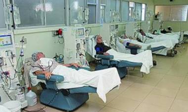 Reunión con directivos de un centro de diálisis y un grupo de pacientes