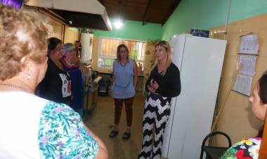 Marisa Fassi continúa asistiendo a colegios del distrito mientras el Consejo Escolar mira hacia otro lado