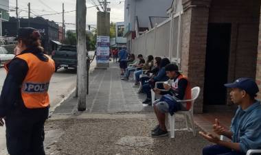 El Municipio aprovechó la cola de los bancos y vacunó a mas de 250 adultos mayores