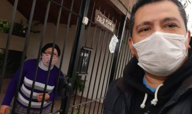 Un equipo municipal hizo entrega de bolsones a domicilio a Adultos Mayores