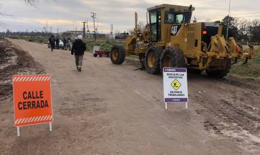 Las máquinas municipales hicieron trabajos de saneamiento en diversos barrios