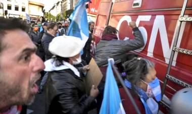 Graciana Peñafort le escribe a los cobardes del obelisco