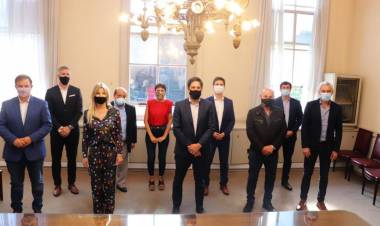 Marisa Fassi junto a intendentes con el ministro de Educación de la Nación