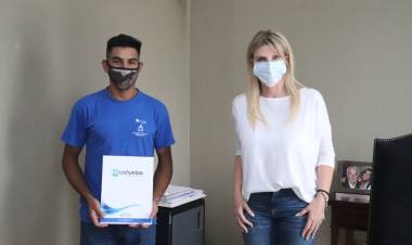 La intendenta entregó un subsidio al ciclista Alexis Miranda