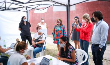 Marisa Fassi y Nicolás Kreplak visitaron el vacunatorio ubicado en la Escuela Técnica