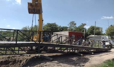  Instalaron la pasarela peatonal sobre el arroyo en Máximo Paz: