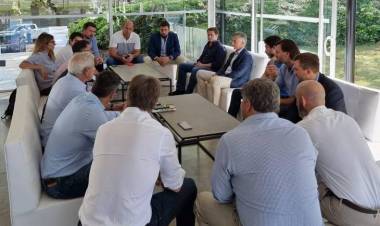 Mac Goey y Macri deben aislarse tras una reunión sin barbijos ni distanciamiento social