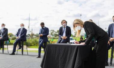 Marisa Fassi firmó la adhesión al programa “Paradas Seguras” en un emotivo acto