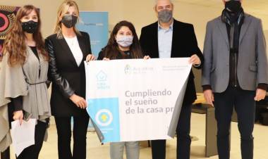 Procrear II: Marisa Fassi participó de la entrega de créditos para la construcción de viviendas