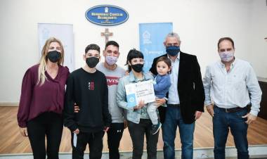 Marisa Fassi y Jorge Ferraresi entregaron 15 créditos para la construcción de viviendas