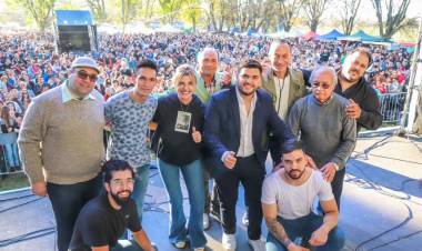 Multitudinario festejo por el Día del Trabajador y Trabajadora en Uribelarrea