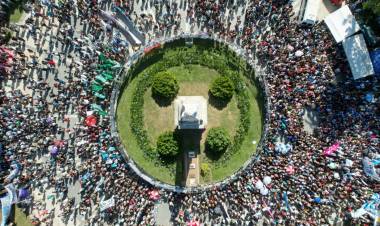 “Amor con amor se paga”, fue el lema de la multitud que acompañó el entierro de los restos de Hebe de Bonafini en Plaza de Mayo