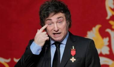 MILEI ENTRE SUS INTERMINABLES VIAJES Y MEDALLAS DE LATA