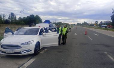 Gendarmería los detuvo en Cañuelas cuando circulaban con drogas sintéticas y armados