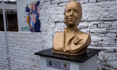 Emplazaron un busto de Evita en "Volveré"
