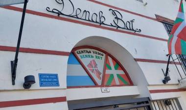 El Centro Vasco Denak Bat ofrece "Arroz con Calamares" para el fin de semana