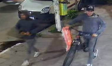 Roban una bicicleta  de la puerta de un comercio céntrico y ante la vista de todos
