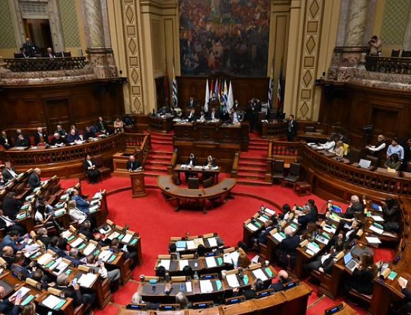 PARLASUR firma acuerdos institucionales y debate prioridades regionales en su 107° Sesión Plenaria