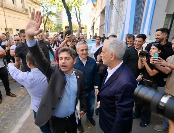 Axel Kicillof prepara el lanzamiento de una campaña masiva de afiliación al PJ bonaerense