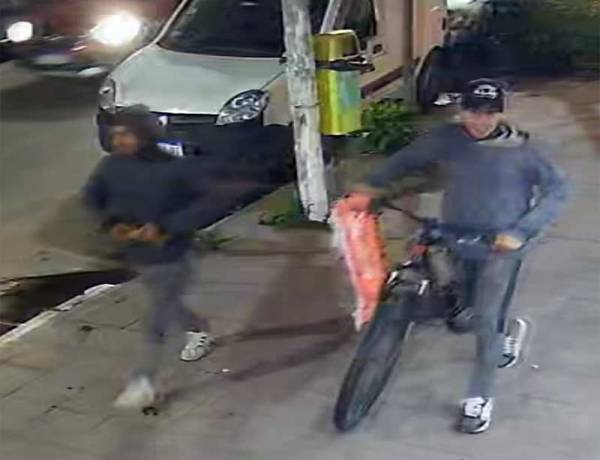 Roban una bicicleta  de la puerta de un comercio céntrico y ante la vista de todos