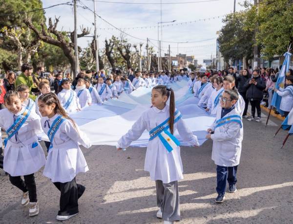 MÁS DE 1.500 ESTUDIANTES PROMETIERON LEALTAD A LA BANDERA