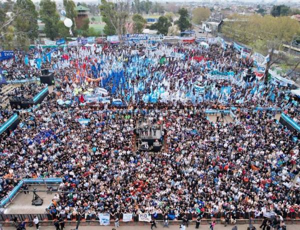 Kicillof cerró en Avellaneda el multitudinario acto de "MDF"