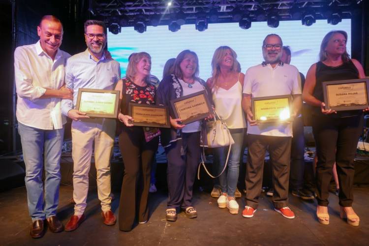Multitudinaria celebración en la plaza San Martín por el 197° Aniversario