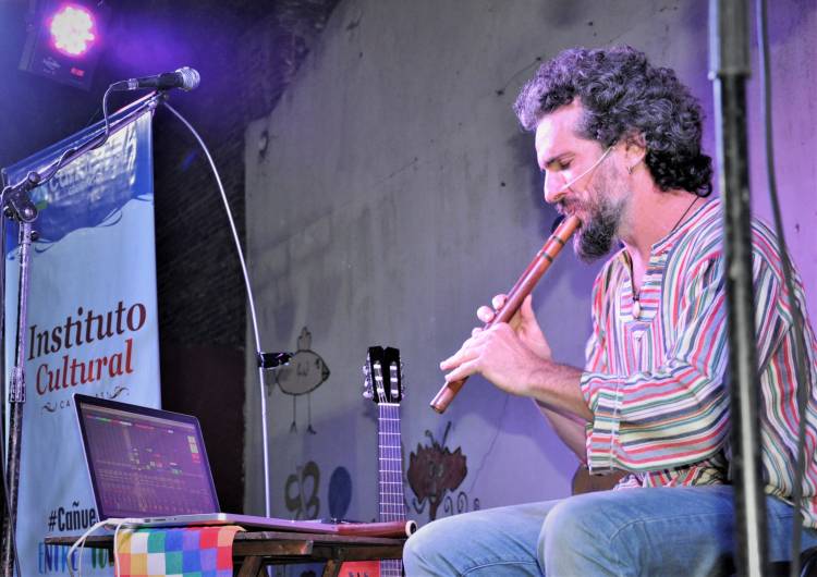 Convocante primera noche de peña en el patio del ICC