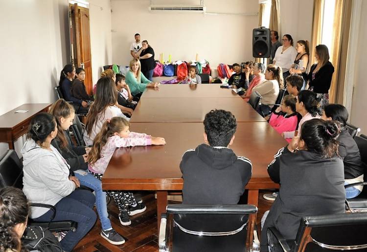 La Jefatura de Gabinete entregó útiles escolares
