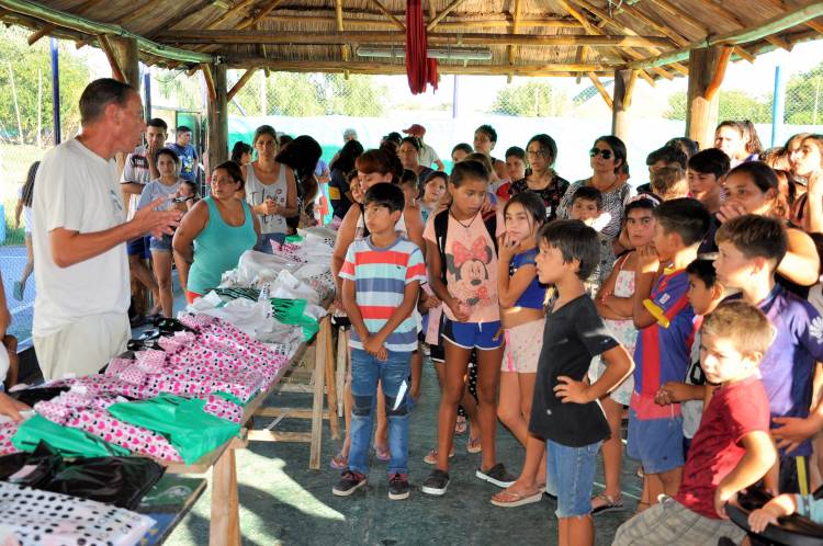 El intendente Gustavo Arrieta encabezó una nueva entrega de útiles escolares en el Barrio Libertad