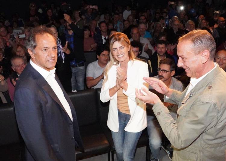 Scioli pidió a los vecinos la posibilidad de debatir nuevamente con Macri