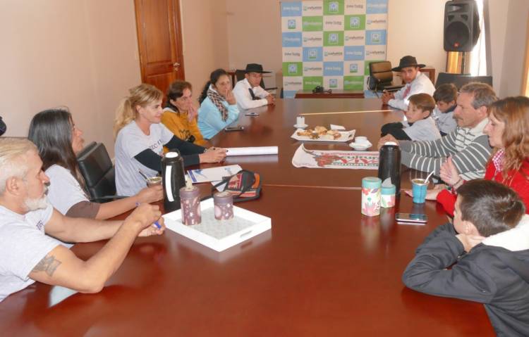 Contribución municipal para que jóvenes de La Noria participen de un congreso cultural latinoamericano.