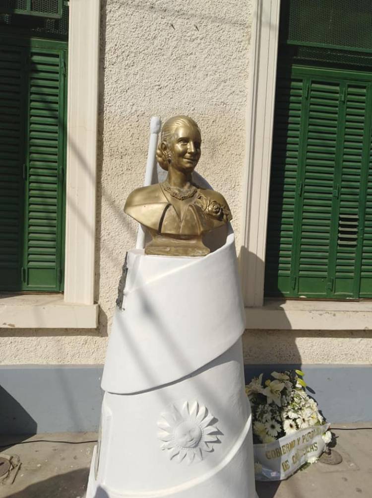 Carta y poesía por los 100 años del natalicio de Evita