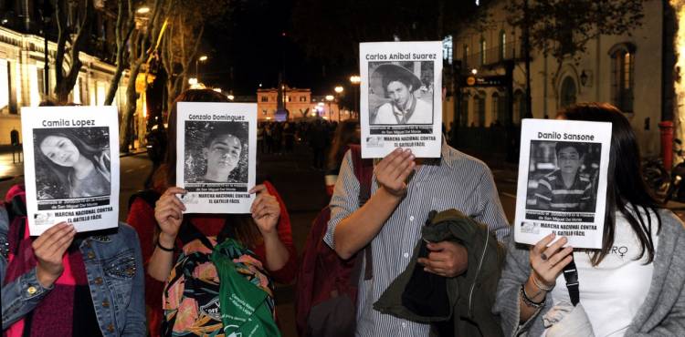 Un testigo de "identidad reservada" reveló que los chicos fueron testigos casuales de la "venta de drogas” por parte de la policía