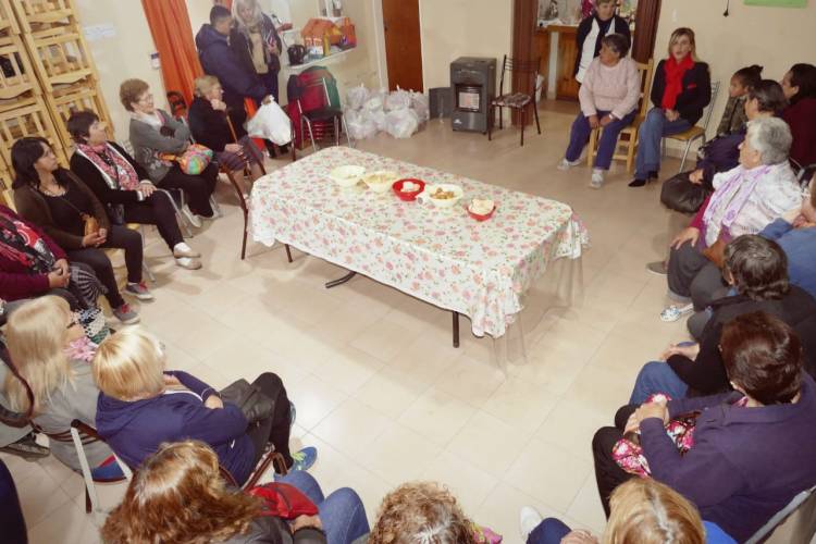 Entregaron alimentos a los abuelos y abuelas del "Centro de Jubilados Los Aromos"
