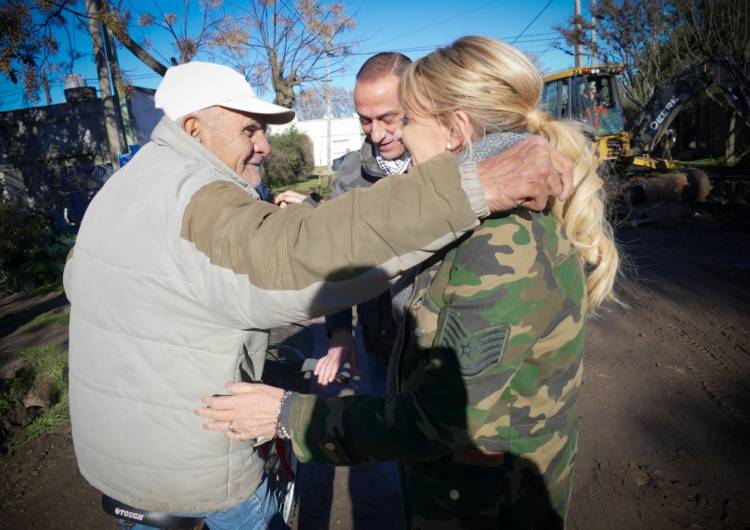 Arrieta y Fassi inspeccionaron obras y conversaron con vecinos de Villa Raciti