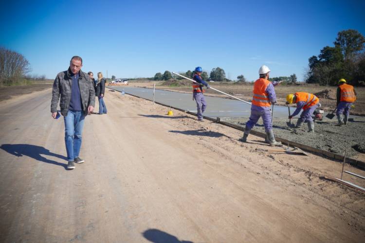 Comenzó la etapa de construcción de accesos, boulevard y playones de hormigón en el Mercado Agroganadero