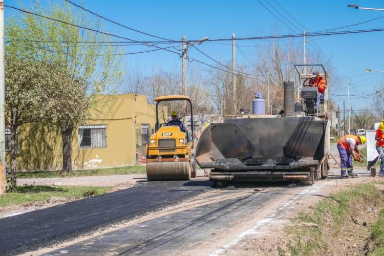 Continúan las obras de asfalto en barrios y localidades